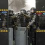 Rohamrendőrök barikádot emeltek egy utcán, hogy feltartóztassák a tüntetőket Almati központjában 2022. január 5-én