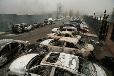Kiégett autók egy parkolóban Almati központjában 2022. január 6-án