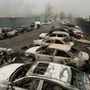 Kiégett autók egy parkolóban Almati központjában 2022. január 6-án