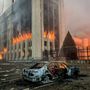Egy leégett autó látható a polgármesteri hivatal épülete mellett Almatiban 2022. január 5-én
