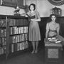 Erzsébet hercegnő és Margit hercegnő  a Buckingham-palota könyvtárában 1946. július 19-én
