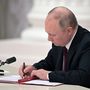 Vlagyimir Putyin orosz elnök aláírja a két, önhatalmúlag kikiáltott délkelet-ukrajnai szakadár terület – a „Luhanszki Népköztársaság” és a „Donyecki Népköztársaság” – függetlenségének elismeréséről szóló dokumentumot a moszkvai Kremlben 2022. február 21-én