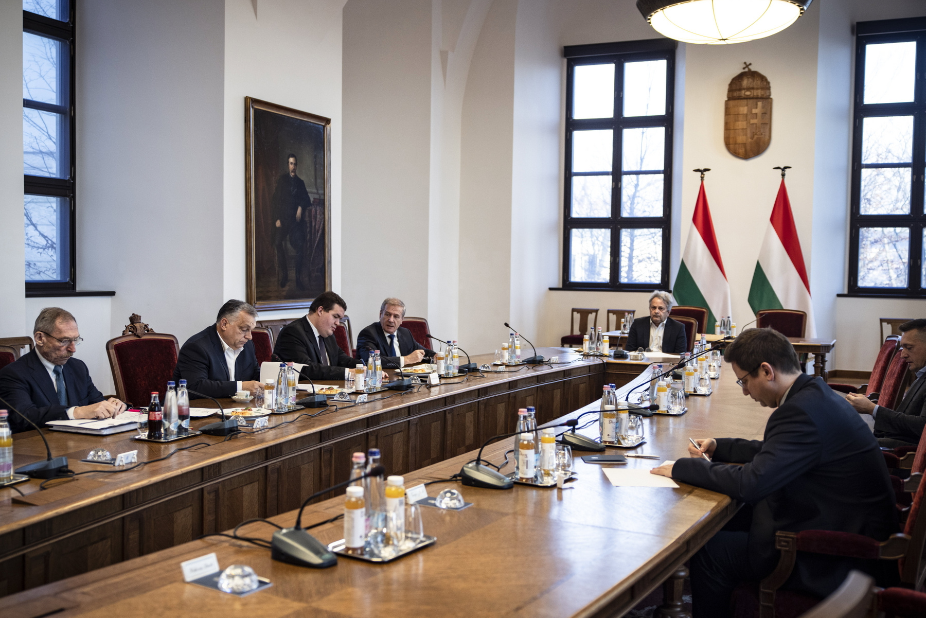 Orbán Viktor miniszterelnök a nemzetbiztonsági kabinet ülésén a Karmelita kolostorban 2022. február 22-én. A kormányfő vezetésével összeült a magyar kormány nemzetbiztonsági kabinetje az ukrán válsághelyzet áttekintése és a szükséges döntések meghozatala céljából
