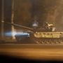Egy harckocsi halad az utcán, miután Vlagyimir Putyin orosz elnök elrendelte az orosz csapatok bevetését két kelet-ukrajnai szakadár régióban 2022. február 21-én