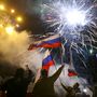 Orosz zászlókkal és tűzijátékkal ünnepelnek emberek Donyeck belvárosában 2022. február 21-én, miután Vlagyimir Putyin orosz elnök aláírta a két, önhatalmúlag kikiáltott délkelet-ukrajnai szakadár terület – a Luhanszki Népköztársaság és a Donyecki Népköztársaság – függetlenségének elismeréséről szóló dokumentumot