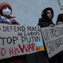 „Az európai béke védelme érdekében állítsuk meg Putyint és a háborúját”, illetve „Fokozzuk a nyomást, állítsuk meg az agressziót” felirattal tüntetnek az ukrán külügyminisztérium előtt Kijevben