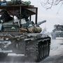 Harckocsik vonulnak Armianszk városában 2022. február 24-én