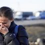 Egy amerikai nő sír, miután Lengyelországba menekült Ukrajnából