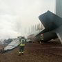 Tűzoltók dolgoznak egy lezuhant ukrán Antonov repülőgép roncsainál 2022. február 24-én