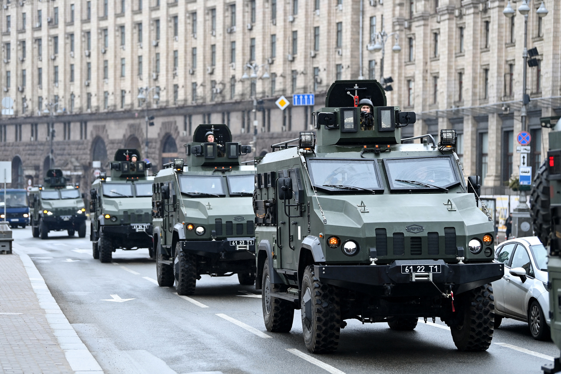 A rendőrség őrizetbe vesz egy háborúellenes tüntetőt Moszkvában 2022. február 24-én