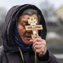 Egy vallásos nő imádkozik Kijevben 2022. február 24-én