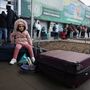 Emberek várakoznak a kijevi repülőtéren 2022. február 24-én
