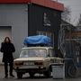Helyi lakosok indulnak útnak Mariupolban 2022. február 24-én