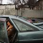Egy helyi lakos autóba ül, hogy elhagyja Mariupol városát, miután Vlagyimir Putyin elrendelte a katonai műveletet Ukrajnában 2022. február 24-én