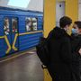 Egy pár az egyik kijevi metróállomáson Vlagyimir Putyin bejelentése után 2022. február 24-én