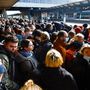 Kijevet elhagyni próbáló emberek várakoznak a Lvivbe tartó vonatra 2022. február 25-én