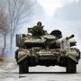 Ukrán katonák tartanak a frontvonal felé 2022. február 25-én