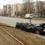 Egy személyautó roncsa, amelyen áthajtott egy harci jármű Kijevben 2022. február 25-én