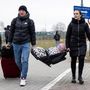 Egy család Lengyelország és Ukrajna határán, Medyka közelében 2022. február 25-én