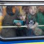 Egy nő kisfiával a Kijevből Lvivbe tartó evakuációs vonaton a kijevi pályaudvaron 2022. február 25-én