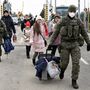 Szlovák vámosok segítenek a határátkelésben az Ukrajna felől érkezőknek Felsőnémetinél 2022. február 25-én