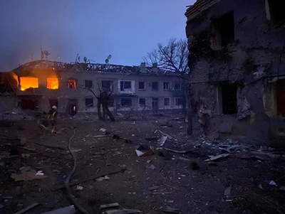 Támadás után ég egy épület Sztarobelszk városában 2022. február 25-én