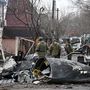 Ukrán katonák egy kijevi lakóövezetre zuhant azonosítatlan repülőgép roncsainál 2022. február 25-én