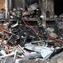 Tűzoltók dolgoznak egy megsérült épületnél, Kijev külvárosában 2022. február 25-én