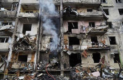 Támadás után ég egy épület Sztarobelszk városában 2022. február 25-én