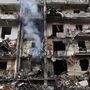 Tűzoltók dolgoznak egy lakóház romjainál 2022. február 25-én