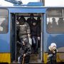 Ukrán emberek szállnak le egy buszról Kramatorszk városában 2022. február 25-én