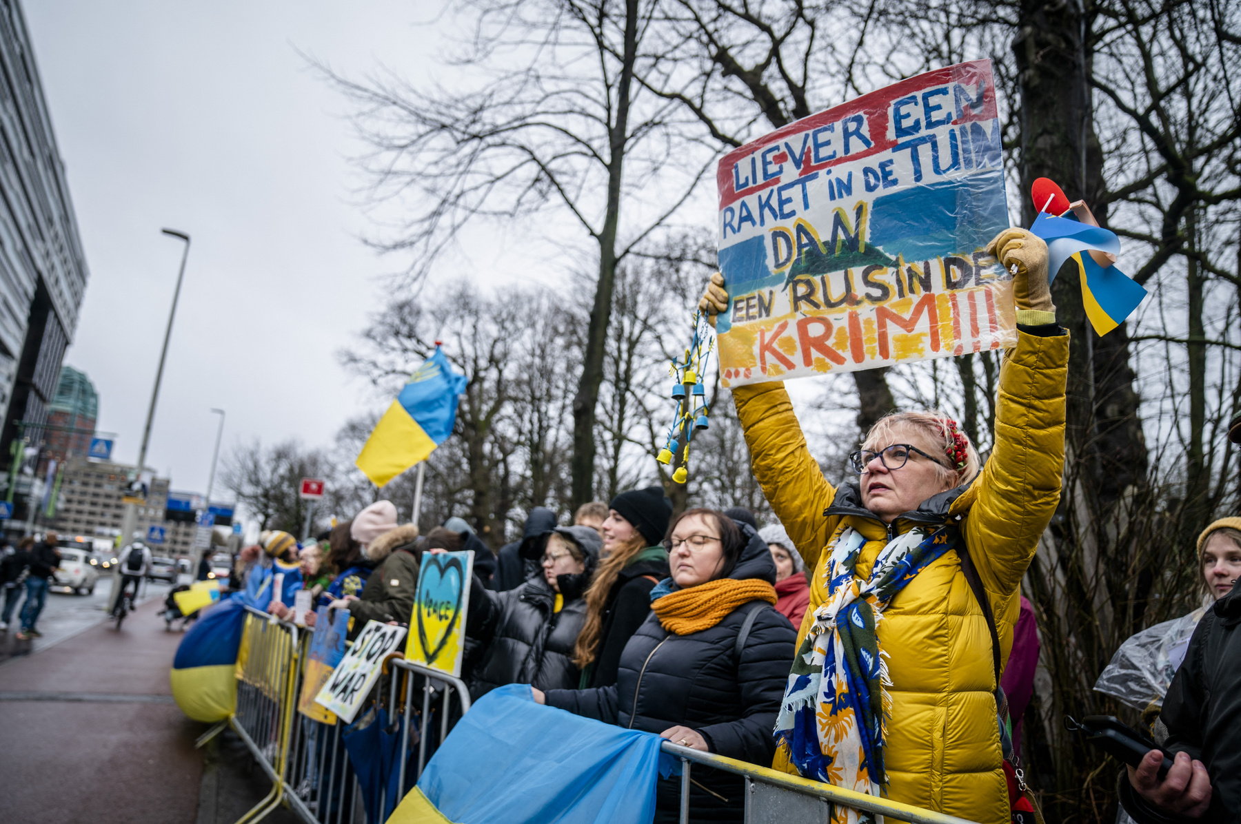 Ukrán állampolgárok tiltakoznak Oroszország ukrajnai hadművelete ellen a párizsi orosz nagykövetség előtt 2022. február 24-én