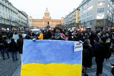 Ukrán állampolgárok tiltakoznak Oroszország ukrajnai hadművelete ellen a párizsi orosz nagykövetség előtt 2022. február 24-én