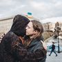 Egy pár összeölelkezik a kijevi Majdan téren 2022. február 26-án