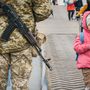 Egy lakóhelyét elhagyni kényszerülő gyermek az ukrán Orlivkában 2022. február 26-án