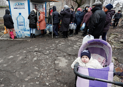 Lengyelországba menekült emberek Medyka közelében 2022. február 26-án