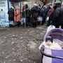 Ivóvízért sorban álló emberek Donyeckben 2022. február 26-án
