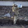 Egy ukrán katona vizet iszik gránátok mellett állva Kijevben 2022. február 26-án
