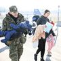 Ukrajnából menekülõ emberek kelnek át a lengyel-ukrán határon a délkelet-lengyelországi Medykában 2022. február 26-án