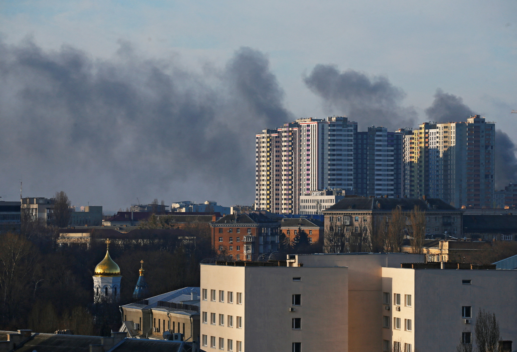 Füst száll fel Kijevben 2022. február 26-án