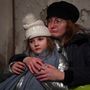Egy nő átöleli lányát, miközben egy menedékhelyen várakoznak Kijevben 2022. február 26-án