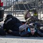 A légiriadó sziréna hangjára fedezékbe húzódó emberek 2022. február 26-án Kijevben
