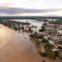 A Fraser-parti Regionális Tanács által közreadott képen a korábbi heves esőzések miatt víz árasztja el az utcákat és a házakat a Queensland állambeli Maryborough-ban 2022. február 28-án
