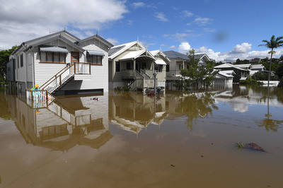 Vízben álló házak a Queensland állambeli Auchenflowerben 2022. február 28-án