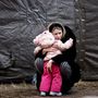 Egy Ukrajnából menekült nő megölel egy gyermeket a lengyel Przemyśl városában 2022. február 28-án