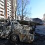 Megsemmisült autó Kijev külvárosában 2022. február 28-án