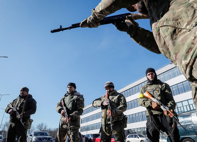Az ukrán védelmi erők néhány új tagja Kijevben 2022. február 28-án