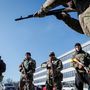 Az ukrán védelmi erők néhány új tagja Kijevben 2022. február 28-án