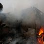 Tűzoltók dolgoznak egy kigyulladt házban Donyeckben 2022. február 28-án
