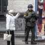 Egy nő a kijárási tilalom előtt vásárolni indul Kijevben 2022. március 1-jén